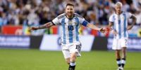 FESTEJO de Messi por el doblete frente a Jamaica.