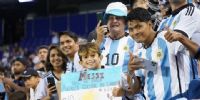 MILES DE ARGENTINOS y latinoamericanos colmaron el estadio de Nueva Jersey.