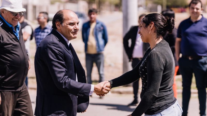 Gustavo inauguró las obras de aguas y cloacas