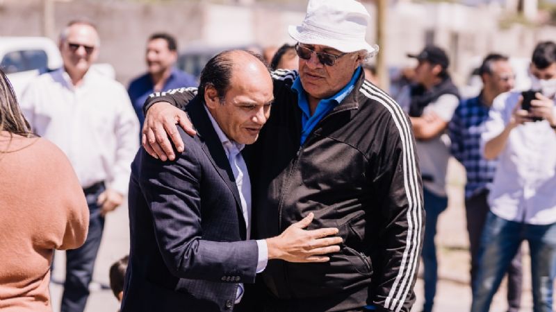 Gustavo inauguró las obras de aguas y cloacas