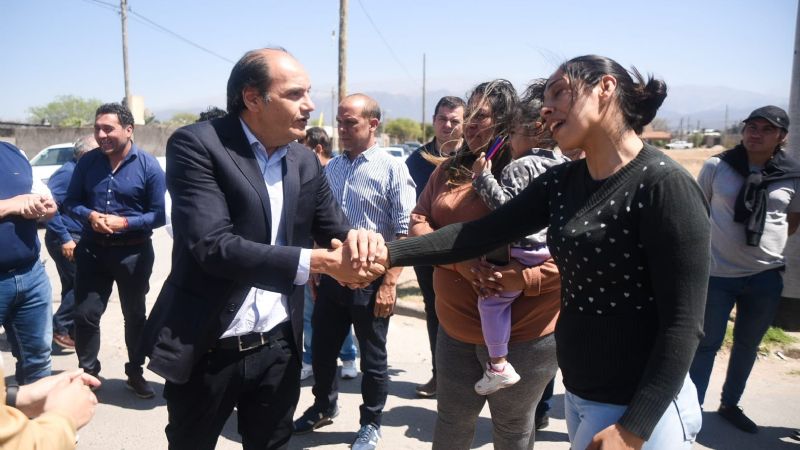 Gustavo inauguró las obras de aguas y cloacas