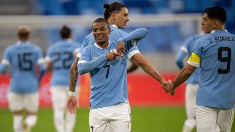 Golazo de De la Cruz, en triunfo de Uruguay