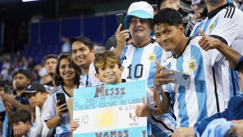 Argentina goleó a Jamaica con un doblete de Messi