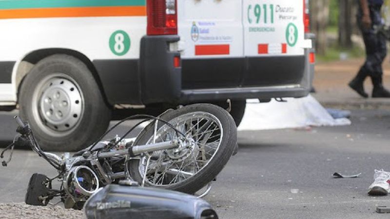 Un adolescente en auto, chocó contra una moto