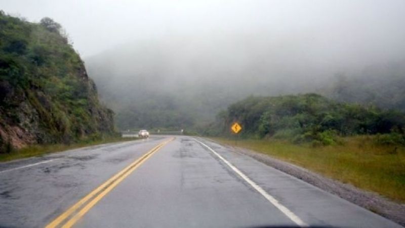 La Cuesta del Totoral con visibilidad reducida por niebla y llovizna