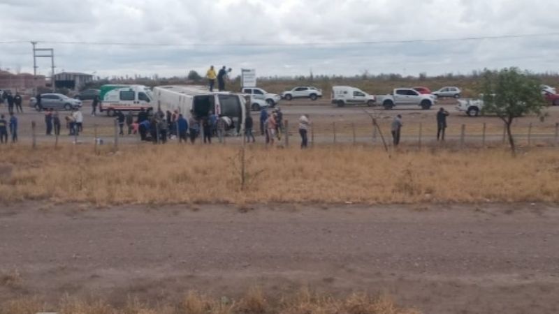 Muere una mujer al volcar micro con hinchas de Boca