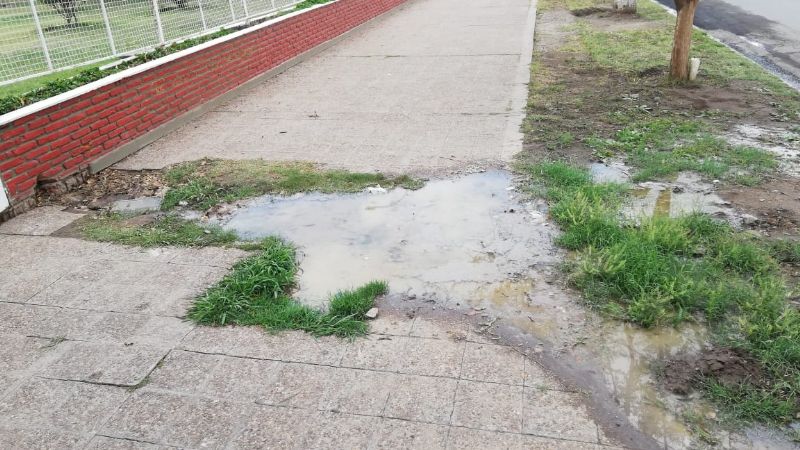 Asqueroso derrame cloacal en la Escuela de cadetes