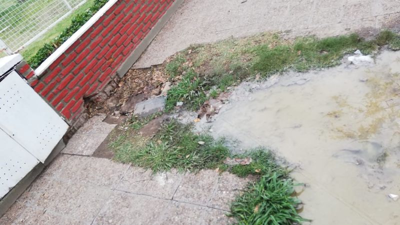 Asqueroso derrame cloacal en la Escuela de cadetes