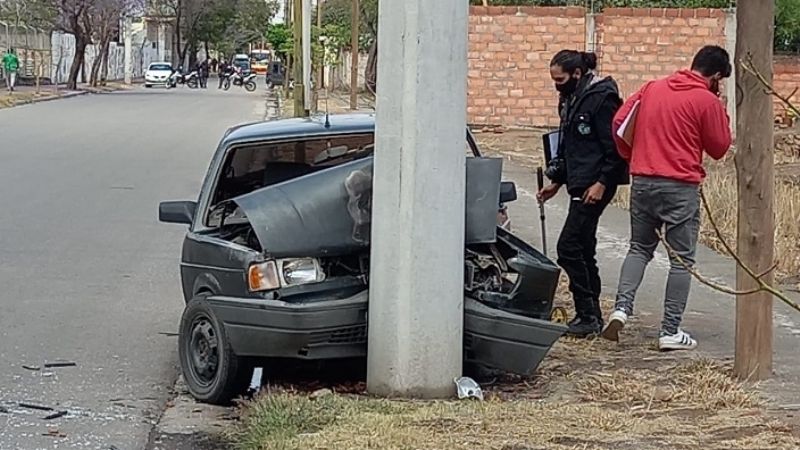 Se estrelló contra una columna de hormigón del tendido eléctrico