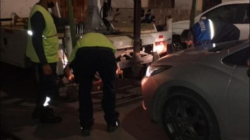 Perseguía a un infractor y se cayó de la moto