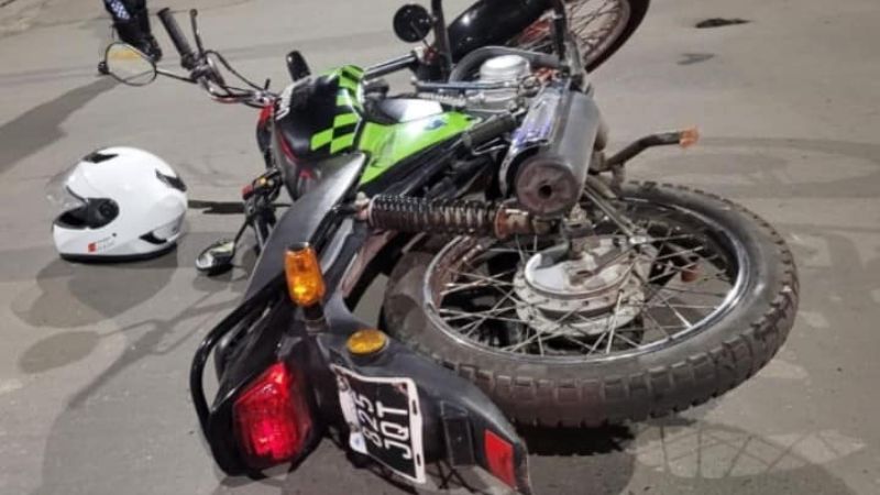 Perseguía a un infractor y se cayó de la moto