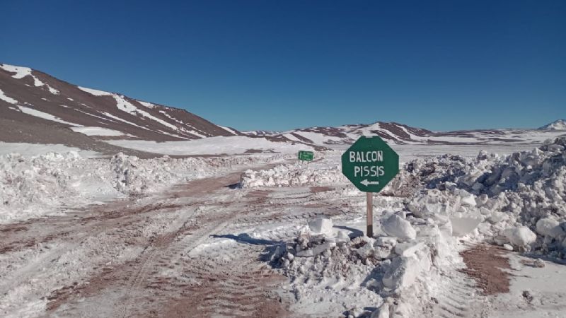 Despejaron un camino tapado por la nieve en Fiambalá