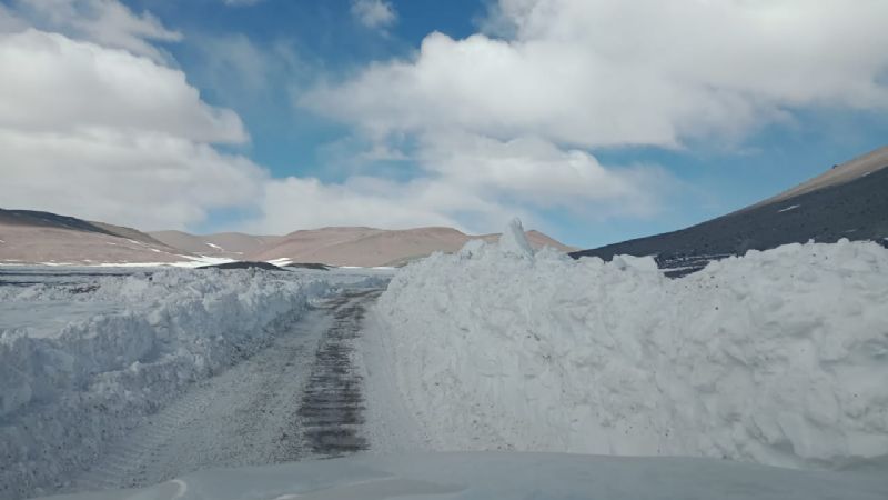 Despejaron un camino tapado por la nieve en Fiambalá