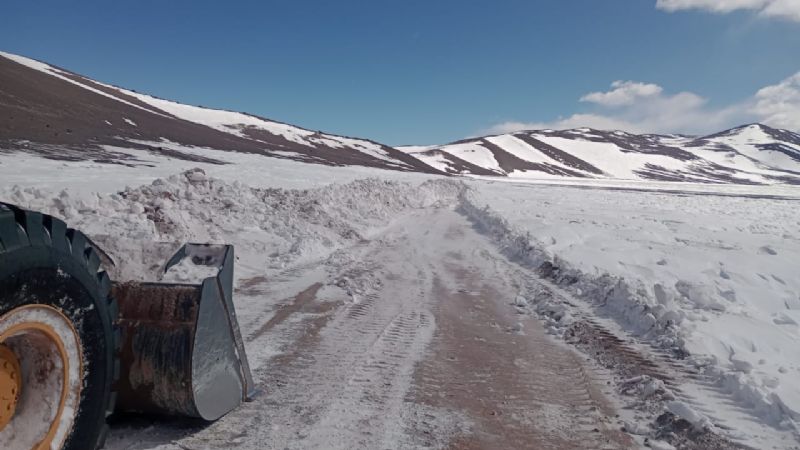 Despejaron un camino tapado por la nieve en Fiambalá