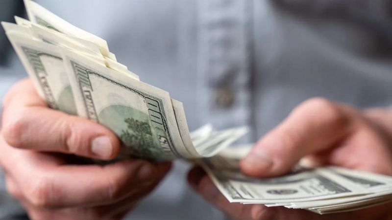 Quienes reciban subsidios no podrán comprar ningún tipo de dólar en el mercado oficial