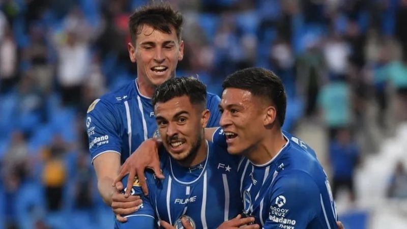 Godoy Cruz venció a Arsenal y sigue prendido arriba