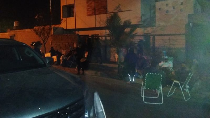 Ahorristas iniciaron un acampe en la casa de Blas, CEO de Bacchiani