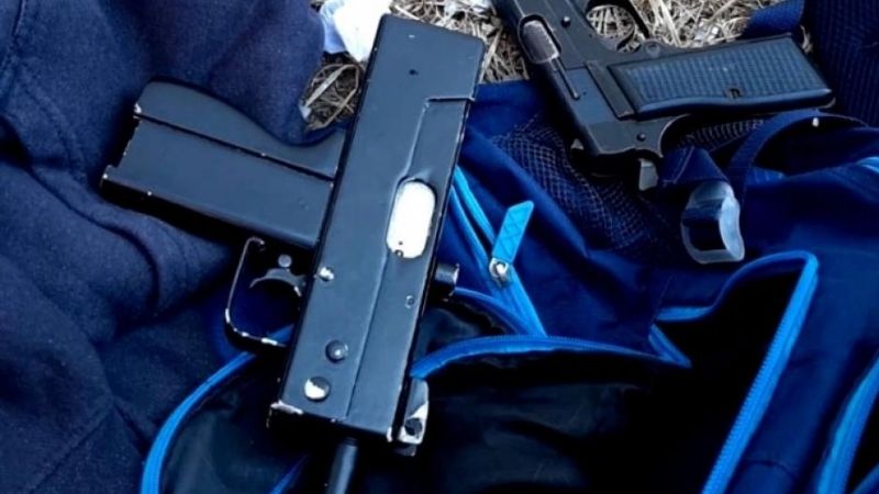 Encuentran una ametralladora durante un partido de fútbol femenino