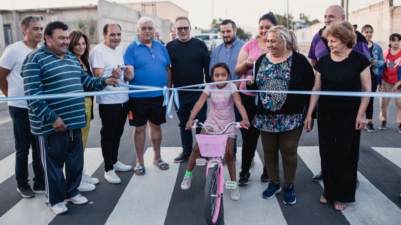 Gustavo inauguró el asfalto del Barrio 48 Viviendas Norte