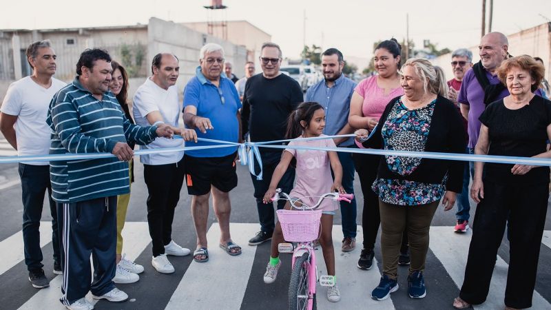 Gustavo inauguró el asfalto del Barrio 48 Viviendas Norte