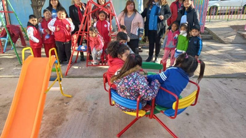 Continúa la entrega de juegos de patio a los jardines de infantes de la provincia