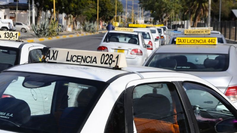Taxistas ofrecen traslado gratuito para familiares de los pasajeros accidentados