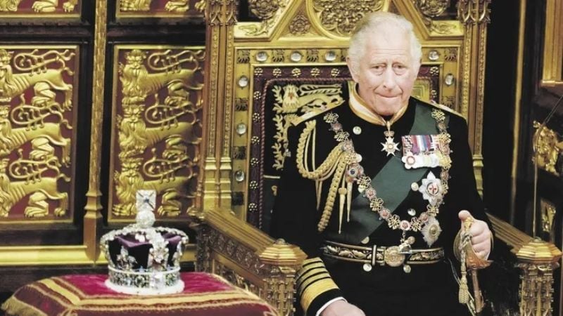 Carlos es el nuevo rey tras la muerte de su madre