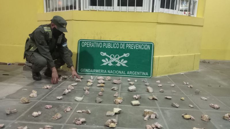 Incautaron 300 kilos de piedras semipreciosas, hojas de coca y neumáticos