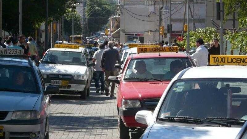 Piden exenciones y asistencia para taxis y remises de la Capital