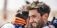 ABRAZO DE HERMANOS entre Luciano y Kevin Benavides, que están dando pelea en el Dakar.