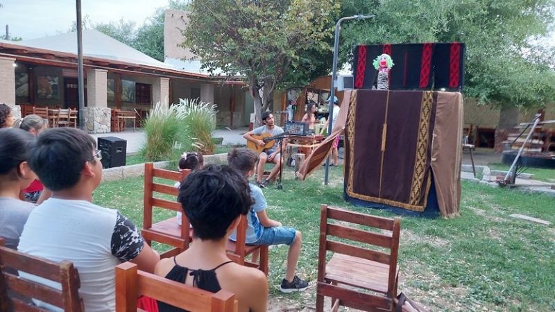 Títeres, folklore, acrobacias y tango en la agenda turística de la Capital