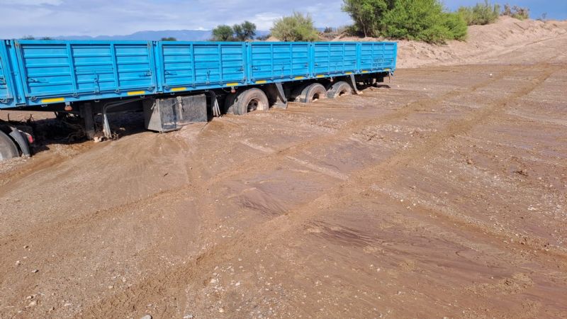 El barro dificulta la circulación en la Ruta 60 en Villa Mazan