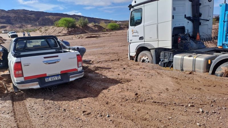 El barro dificulta la circulación en la Ruta 60 en Villa Mazan