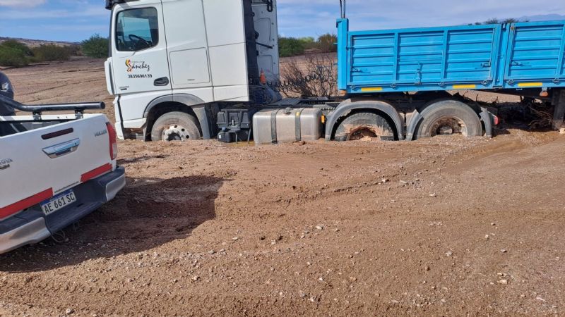 El barro dificulta la circulación en la Ruta 60 en Villa Mazan