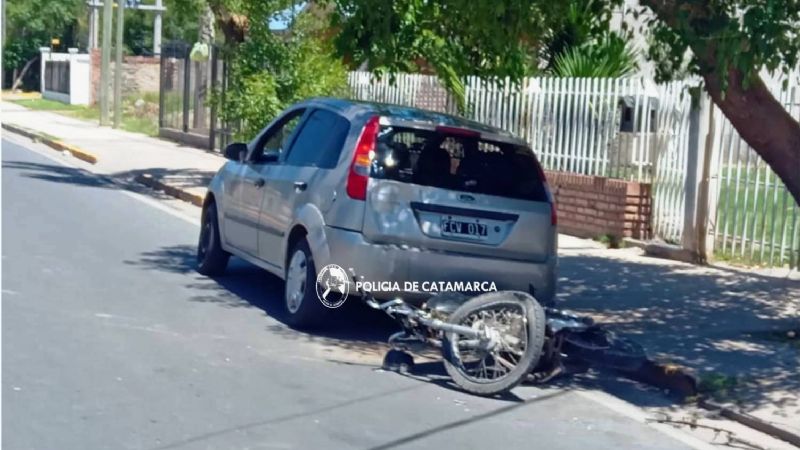 Iba en moto con un niño de 4 años y chocó contra un auto estacionado