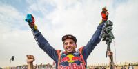 EN LO MÁS ALTO, el salteño Kevin Benavides, el mejor argentino en el Dakar 2023, al ganar en las motos.
