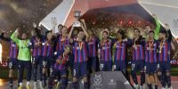 LOS JUGADORES de Barcelona levantan la Supercopa de España, en Riad, Arabia Saudita.