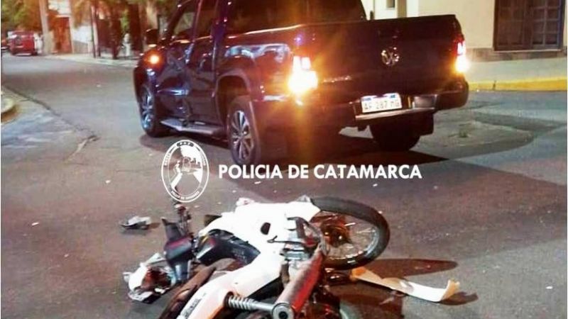 Motocicleta chocó con una camioneta