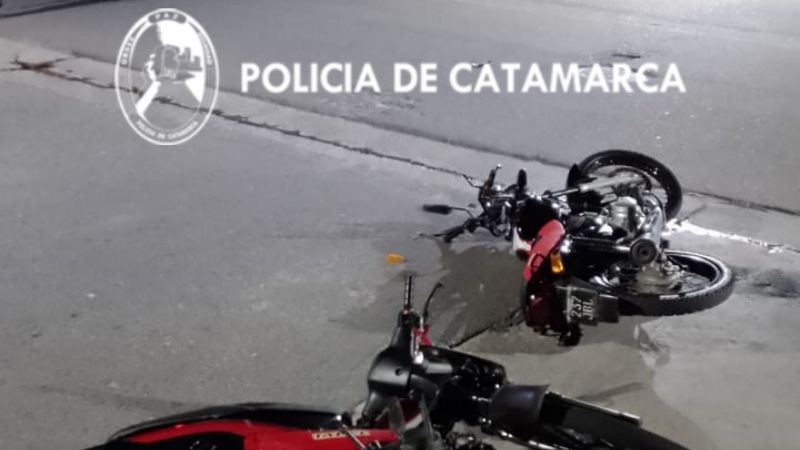 Pareja con una pequeña chocó en moto