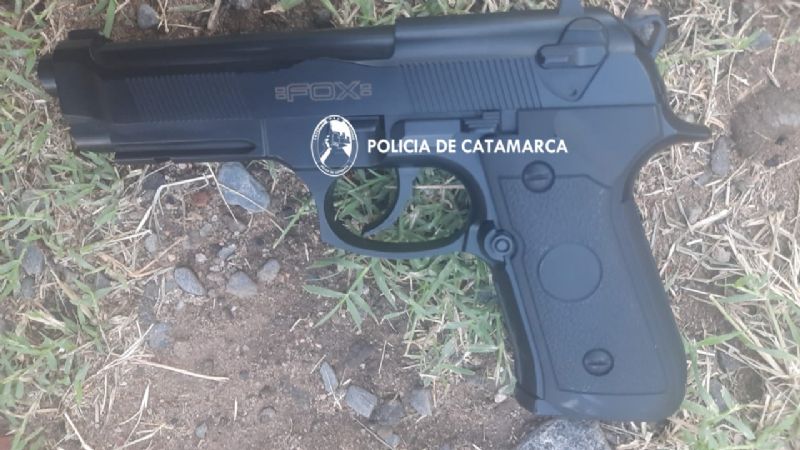 Lo amenazó con una pistola de réplica