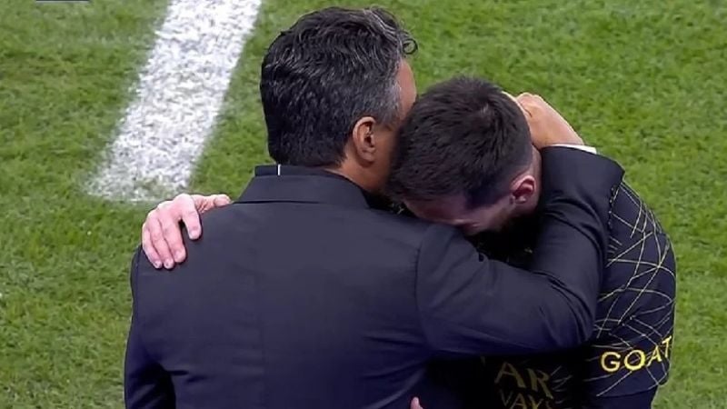 Cálido abrazo de Lionel Messi con Marcelo Gallardo