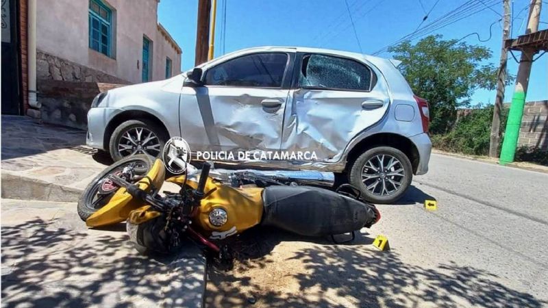 Circulaba en su moto y chocó contra un auto estacionado