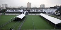 EL CAMPO DE JUEGO del Santos, preparado para el velorio de Pelé.