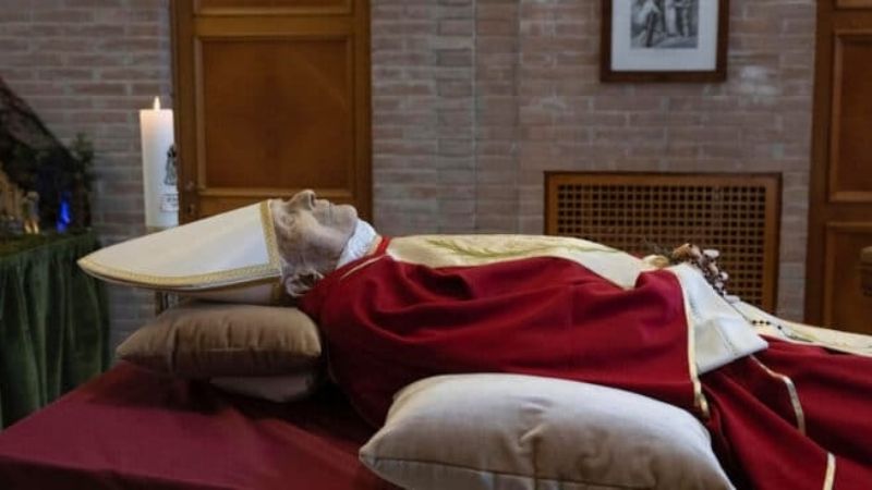 El papa Francisco presidirá el histórico funeral de Benedicto XVI