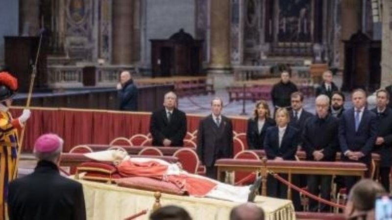 El papa Francisco presidirá el histórico funeral de Benedicto XVI