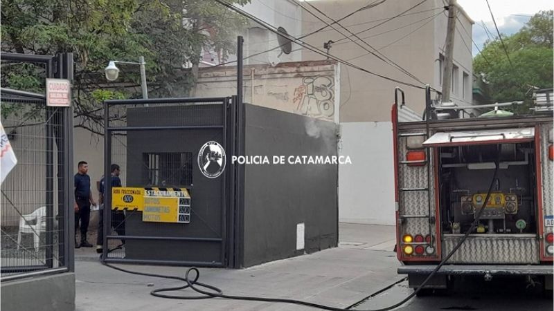 Incendio en una cabina de cobro en una playa de estacionamiento