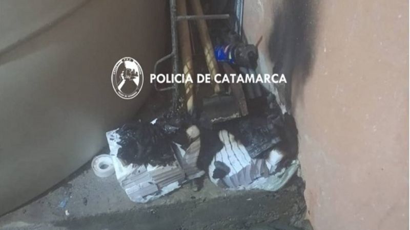 Incendio en una cabina de cobro en una playa de estacionamiento