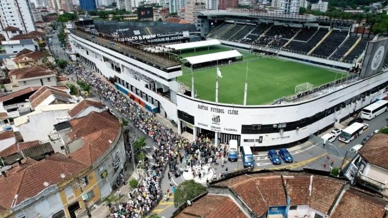 El pueblo brasileño despide a Pelé en Santos