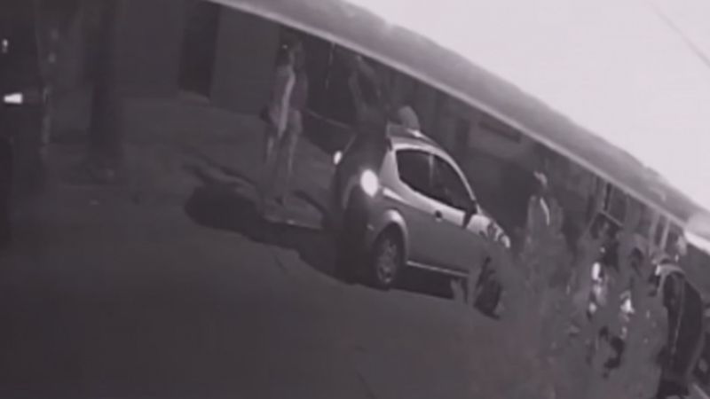 Se iban de vacaciones, los interceptaron y les robaron el auto cargado