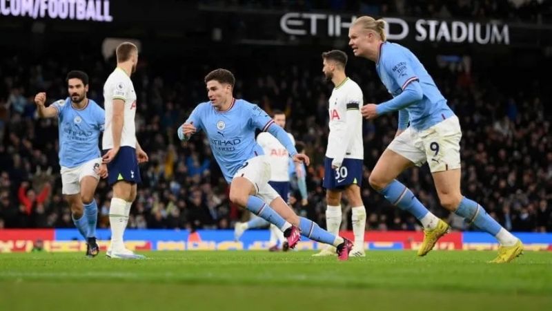 Con gol de Julián Álvarez, el City remontó ante Tottenham